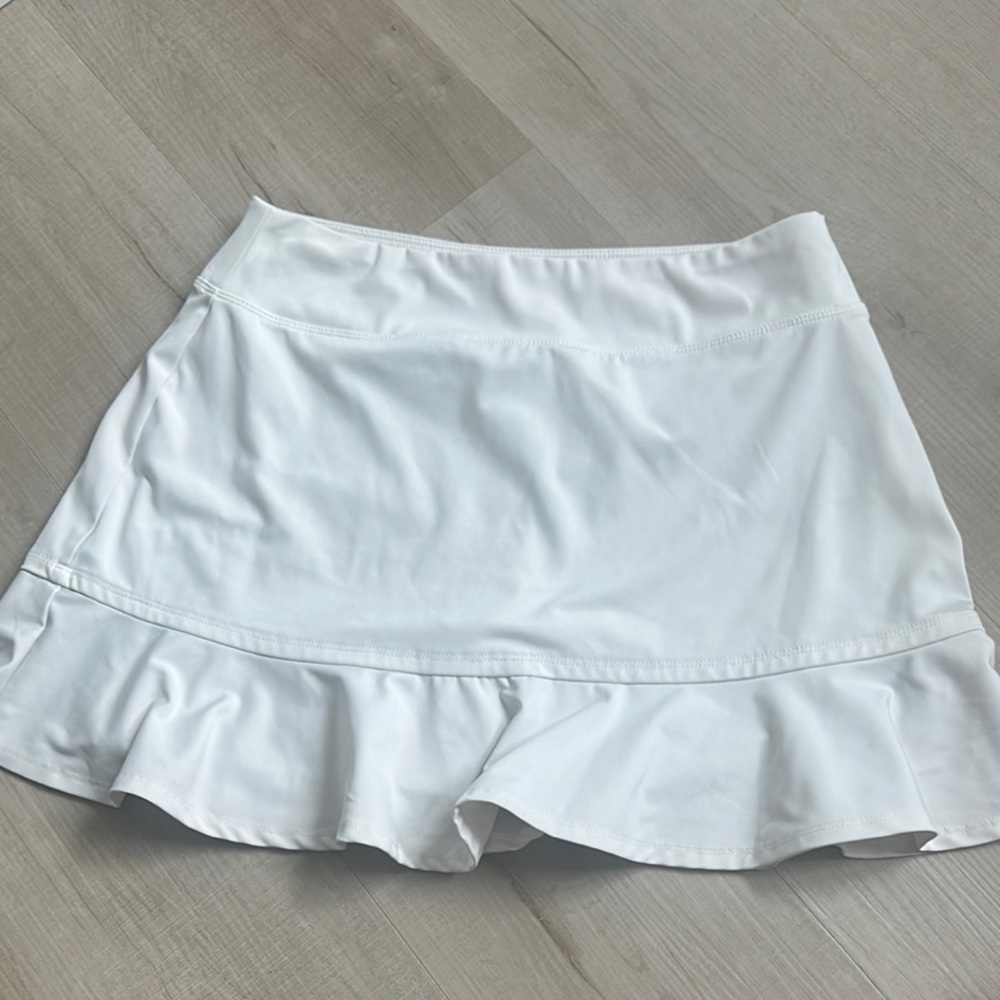 Tommy Bahama white skirt with bottom ruffle